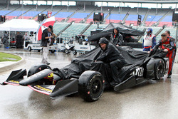 Член команди KV Racing Technology під дощем