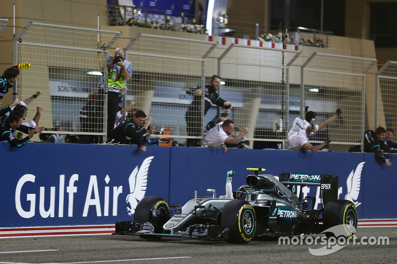 Il vincitore della gara Nico Rosberg, Mercedes AMG F1