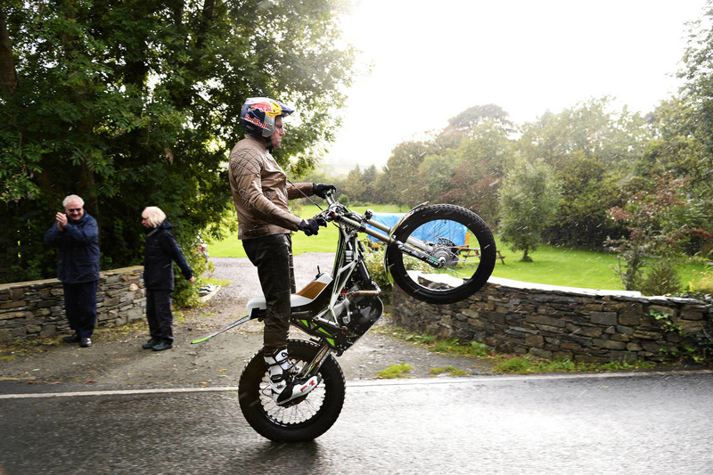 #9: Dougie Lampkin umrundet die Isle of Man mit Wheelie