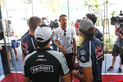 Jenson Button, McLaren celebra sus 300 GP con Daniel Ricciardo, Red Bull Racing; Marcus Ericsson, Sa