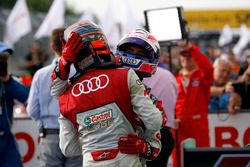 Le vainqueur Edoardo Mortara Audi Sport Team Abt Sportsline, Audi RS 5 DTM fête sa victoire avec son équipe.