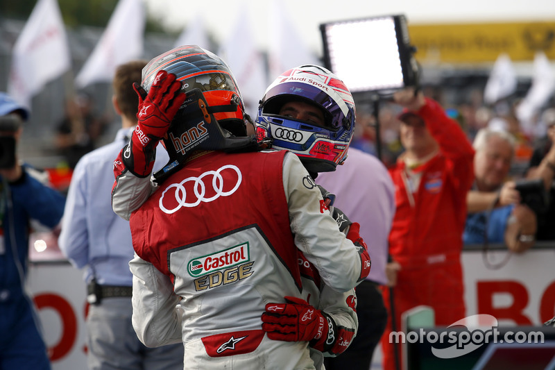 Le vainqueur Edoardo Mortara Audi Sport Team Abt Sportsline, Audi RS 5 DTM fête sa victoire avec son équipe.