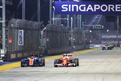 Sebastian Vettel, Ferrari SF16-H y Pascal Wehrlein, Manor Racing MRT05 Batalla por la posición