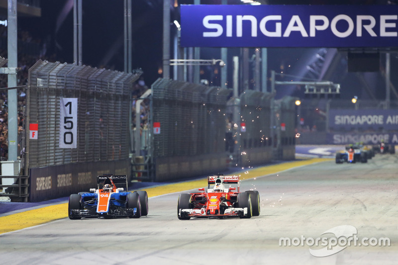 Sebastian Vettel, Ferrari SF16-H e Pascal Wehrlein, Manor Racing MRT05 lottano per la posizione