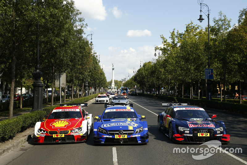 Les voitures avec Augusto Farfus, BMW Team MTEK, BMW M4 DTM, Paul Di Resta, Mercedes-AMG Team HWA, Mercedes-AMG C63 DTM et Jamie Green, Audi Sport Team Rosberg, Audi RS 5 DTM, dans la ville de Budapest