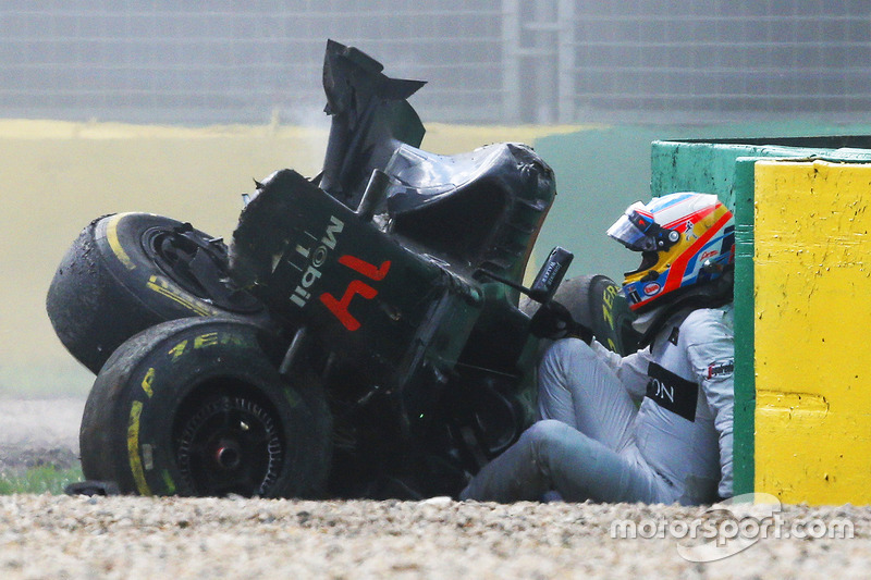 Fernando Alonso, McLaren MP4-31, sale del coche tras su gran accidente