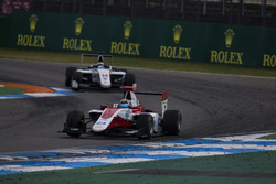 Alexander Albon, ART Grand Prix precede Matthew Parry, Koiranen GP