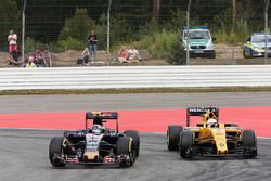 Carlos Sainz Jr., Scuderia Toro Rosso STR11 y Kevin Magnussen, Renault Sport F1 Team RS16 batalla po