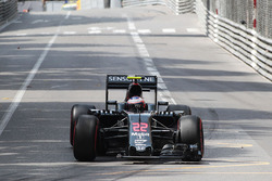 Jenson Button, McLaren MP4-31 con l'ala anteriore rotta