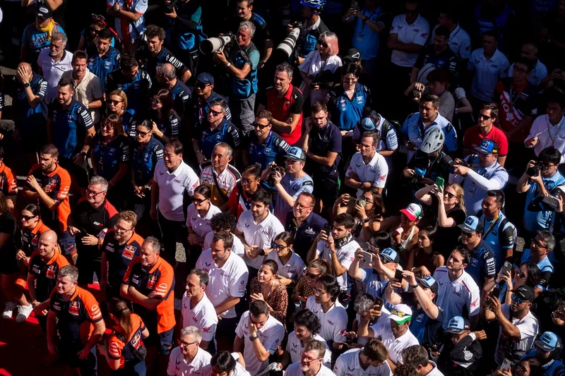 Les membres des équipes dans la pitlane