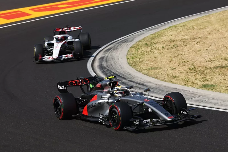 Gabriel Bortoleto, Audi F1 Team; Esteban Ocon, Haas F1 Team
