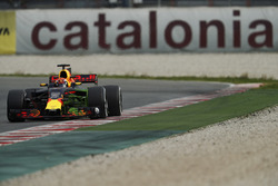 Max Verstappen, Red Bull Racing RB13, con flujo sobre la pintura