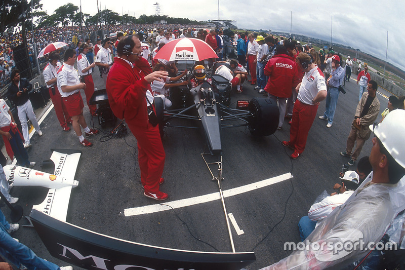 Polesitter, Ayrton Senna, McLaren MP4/6 Honda, bersama bos tim Ron Dennis, dan kepala desainer, Neil