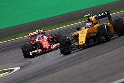 Kimi Raikkonen, Ferrari SF16-H y Jolyon Palmer, Renault Sport F1 Team RS16