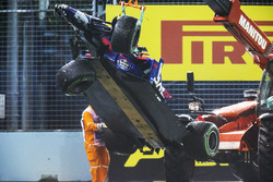 Kazalı Daniil Kvyat Scuderia Toro Rosso STR12 kaldırılıyor