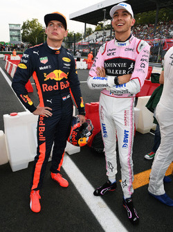 Гонщик Red Bull Racing Макс Ферстаппен и пилот Sahara Force India F1 Эстебан Окон