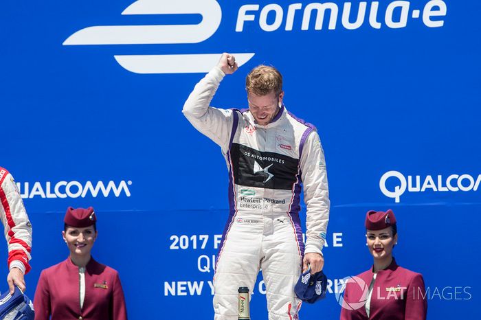 Podio: ganador Sam Bird, DS Virgin Racing