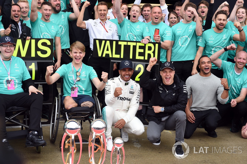 Race winner Lewis Hamilton, Mercedes AMG F1 celebrates with his brother Nick Hamilton, Valtteri Bottas, Mercedes AMG F1, Billy Monger and the team