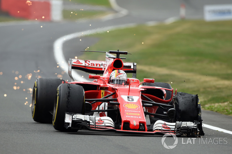 На останніх колах гонки обидва пілоти Ferrari отримали проколи коліс