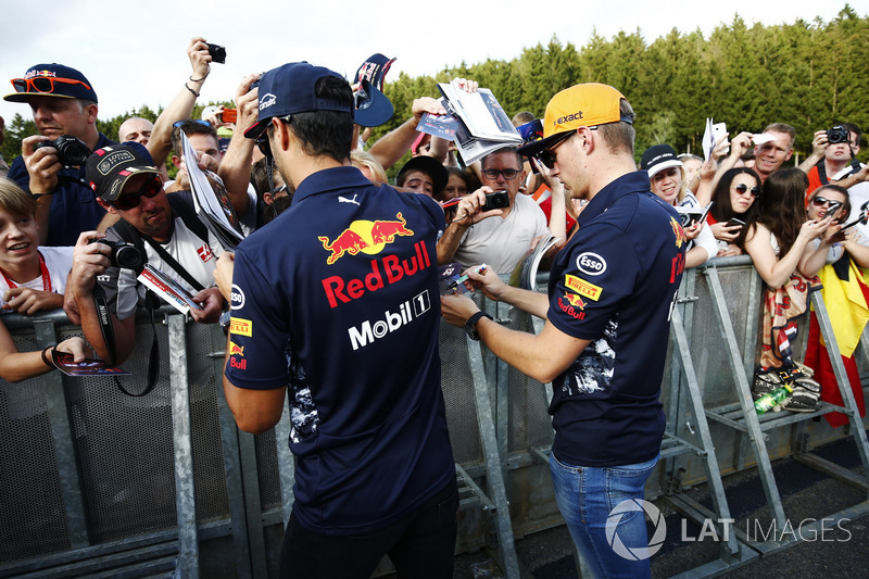 Daniel Ricciardo, Red Bull Racing, Max Verstappen, Red Bull Racing, sign autographs for fans