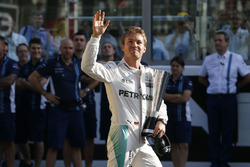 Nico Rosberg, Mercedes AMG F1 avec le trophée DHL des meilleurs tours