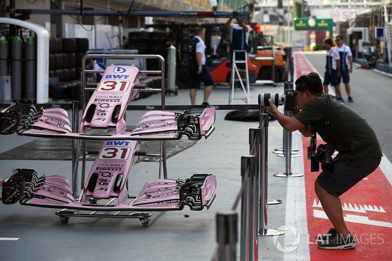 Photographer shoots Sahara Force India VJM10 nose and front wings