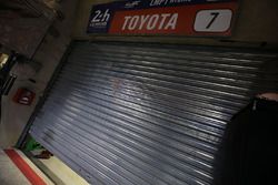 La puerta del garaje del #7 Toyota Gazoo Racing Toyota TS050 Hybrid: Mike Conway, Kamui Kobayashi, S
