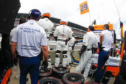 Equipo de Andretti Autosport Honda esperar parada en boxes de Fernando Alonso