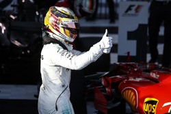 Lewis Hamilton, Mercedes AMG, deuxième, fête son podium dans le Parc Fermé