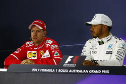 Sebastian Vettel, Ferrari, et Lewis Hamilton, Mercedes AMG, lors de la conférence de presse