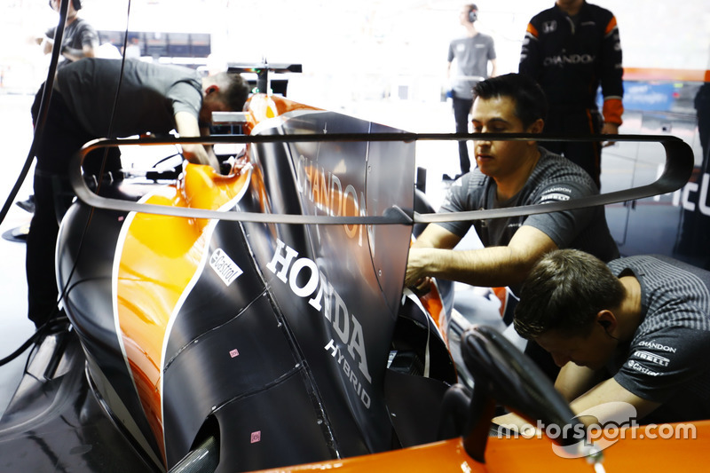 T-крыло и кожух двигателя McLaren