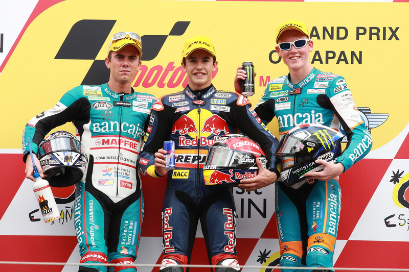 Podium: tweede plaats Nicolás Terol, racewinnaar Marc Marquez, derde plaats Bradley Smith