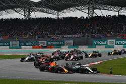 Max Verstappen, Red Bull Racing RB13 ve Valtteri Bottas, Mercedes-Benz F1 W08 startta