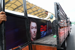 Le nom de Daniil Kvyat, Scuderia Toro Rosso, est retiré du garage