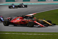 Sebastian Vettel, Ferrari SF70H et Nico Hulkenberg, Renault Sport F1 Team RS17 en bataille