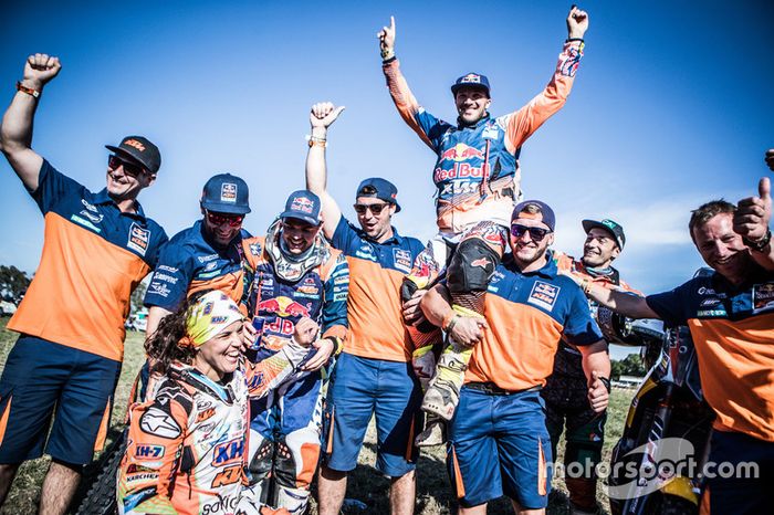 #19 KTM Racing Team: Laia Sanz, #14 Red Bull KTM Factory Racing: Sam Sunderland y #16 Red Bull KTM Factory Racing: Matthias Walkner celebra con el equipo