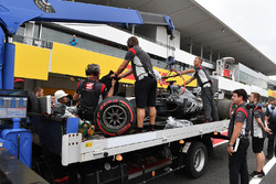 The crashed car of Romain Grosjean, Haas F1 Team VF-17 is recovered in Q1