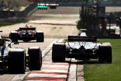 Romain Grosjean, Haas F1 Team VF-18 Ferrari, sort large devant Nico Hulkenberg, Renault Sport F1 Team R.S. 18