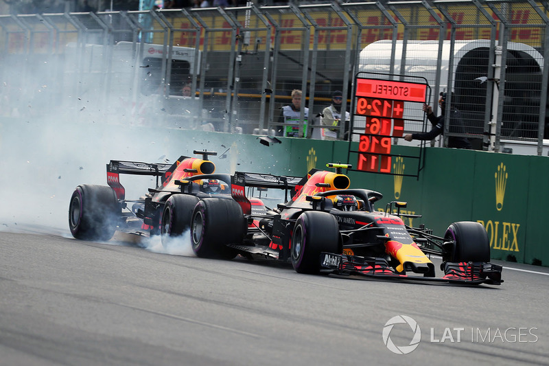 Max Verstappen, Red Bull Racing RB14 et Daniel Ricciardo, Red Bull Racing RB14 se crashent
