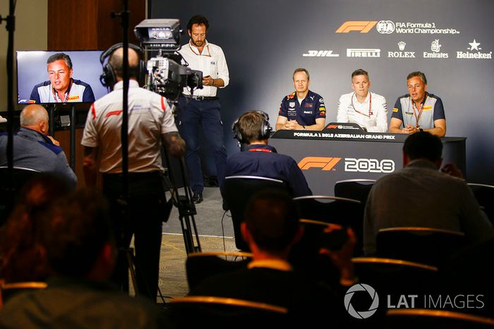 Jonathan Wheatley Gerente, Red Bull Racing, James Allison, Director Técnico, Mercedes AMG, y Mario Isola, Gerente de Carreras, Pirelli Motorsport, en una conferencia de prensa