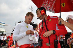 Sebastian Vettel, Ferrari,, in griglia di partenza con Riccardo Adami, ingegnere di pista Ferrari