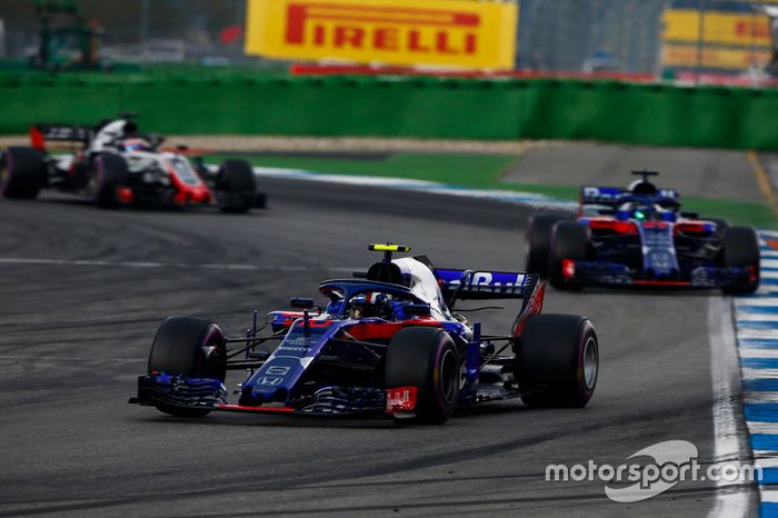 Pierre Gasly, Toro Rosso STR13, Brendon Hartley, Toro Rosso STR13 y Romain Grosjean, Haas F1 Team VF-18