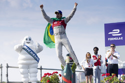 Lucas di Grassi, Audi Sport ABT Schaeffler, festeggai sul podio dopo la vittoria della gara