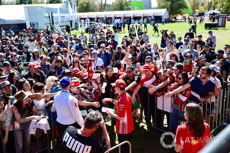 Kimi Raikkonen, Ferrari firma autógrafos para los fanáticos