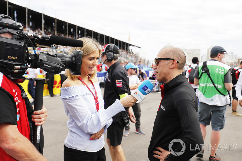 TV Presenter Nicki Shields, talks with Michael Carcamo, Nissan Motorsport, on the grid