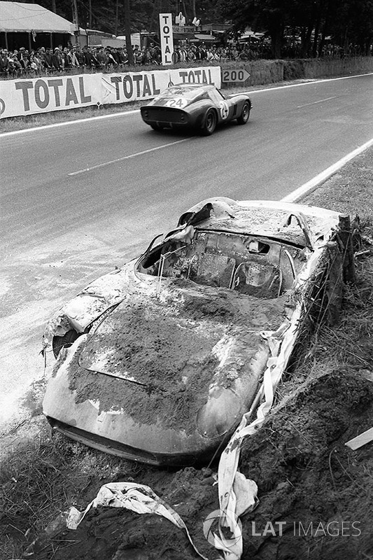 The incinerated Ferrari 250P #0812 of John Surtees and Willy Mairesse is being passed by the Ferrari 250 GTO #4293GT of Jean Beurlys and Gerard Langlois von Ophem