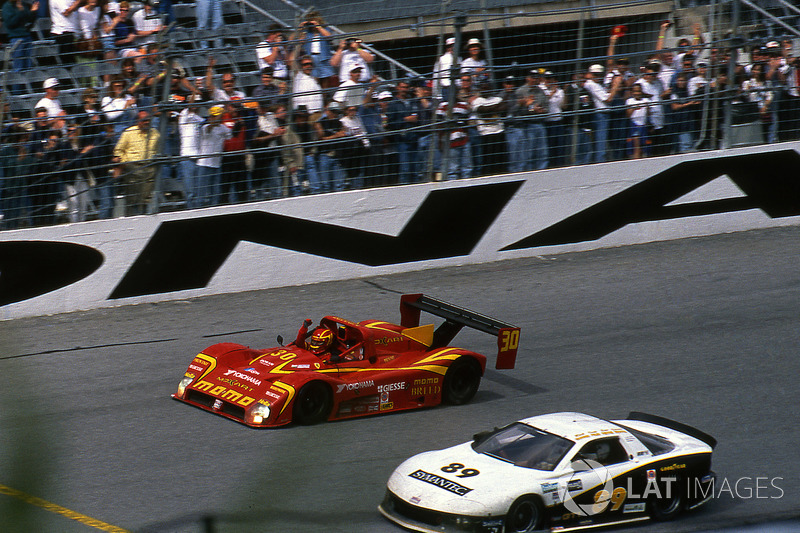 1998: Pemenang lomba Gianpiero Moretti, Arie Luyendyk, Mauro Baldi, Didier Theys, Ferrari 333 SP