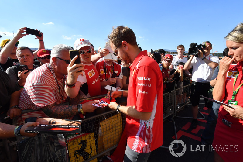 Sebastian Vettel, Ferrari, firma autografi ai tifosi