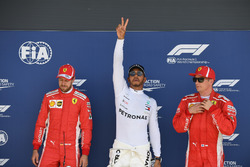 Sebastian Vettel, Ferrari, poleman Lewis Hamilton, Mercedes-AMG F1 e Kimi Raikkonen, Ferrari, festeggiano nel parco chiuso