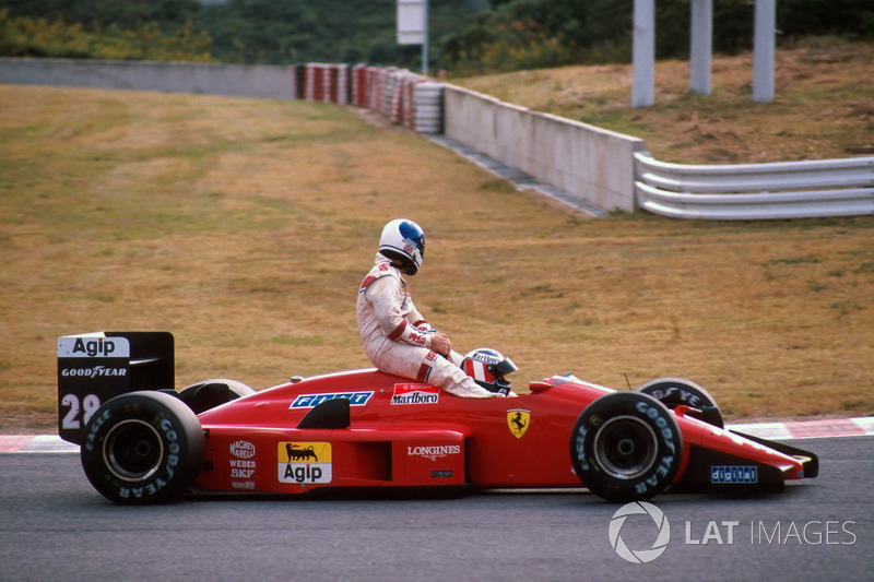 Suzuka 1988: Derek Warwick (Arrows) menumpang Gerhard Berger (Ferrari)